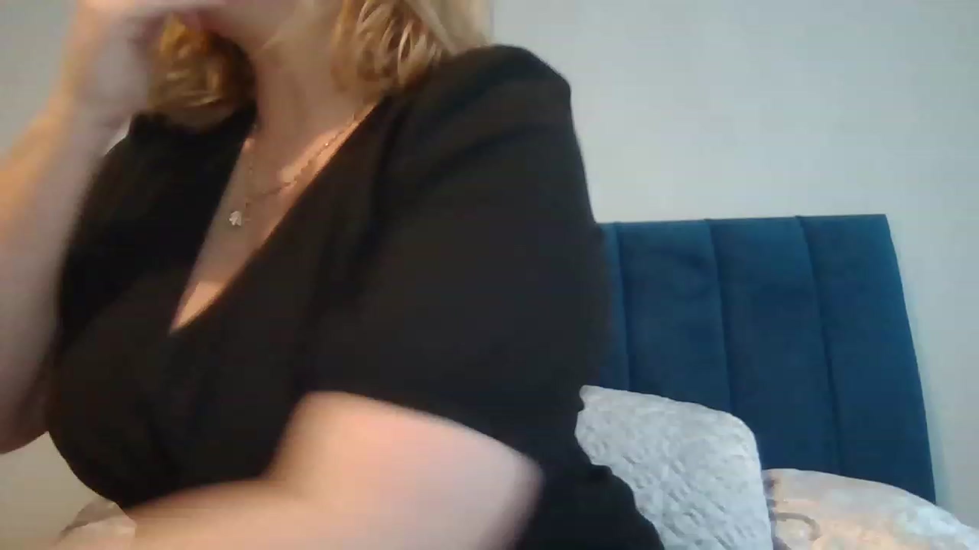 Gallery image thumbnail from LucieLowe's myfreecams stream on, 11/22/2022, 13:19 image 1 of 20