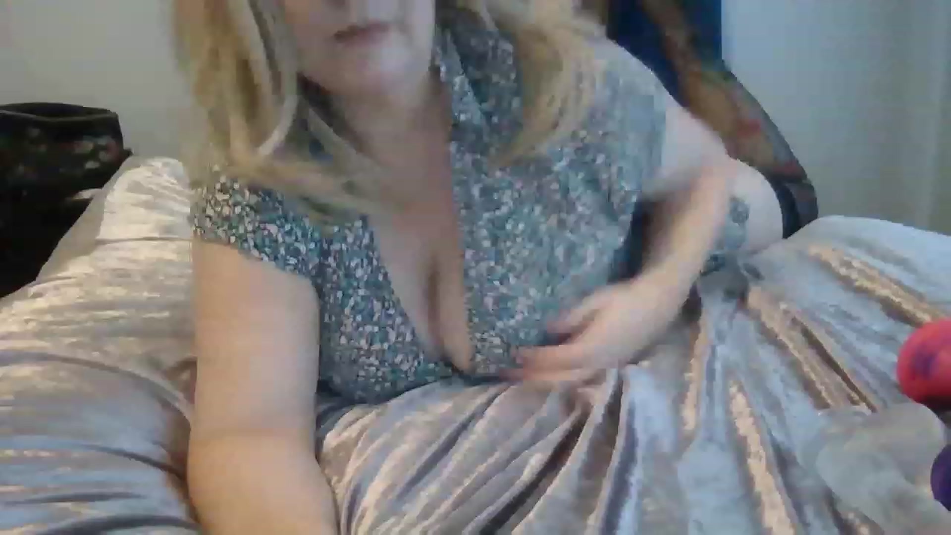 Gallery image thumbnail from LucieLowe's myfreecams stream on, 11/25/2022, 14:37 image 2 of 20