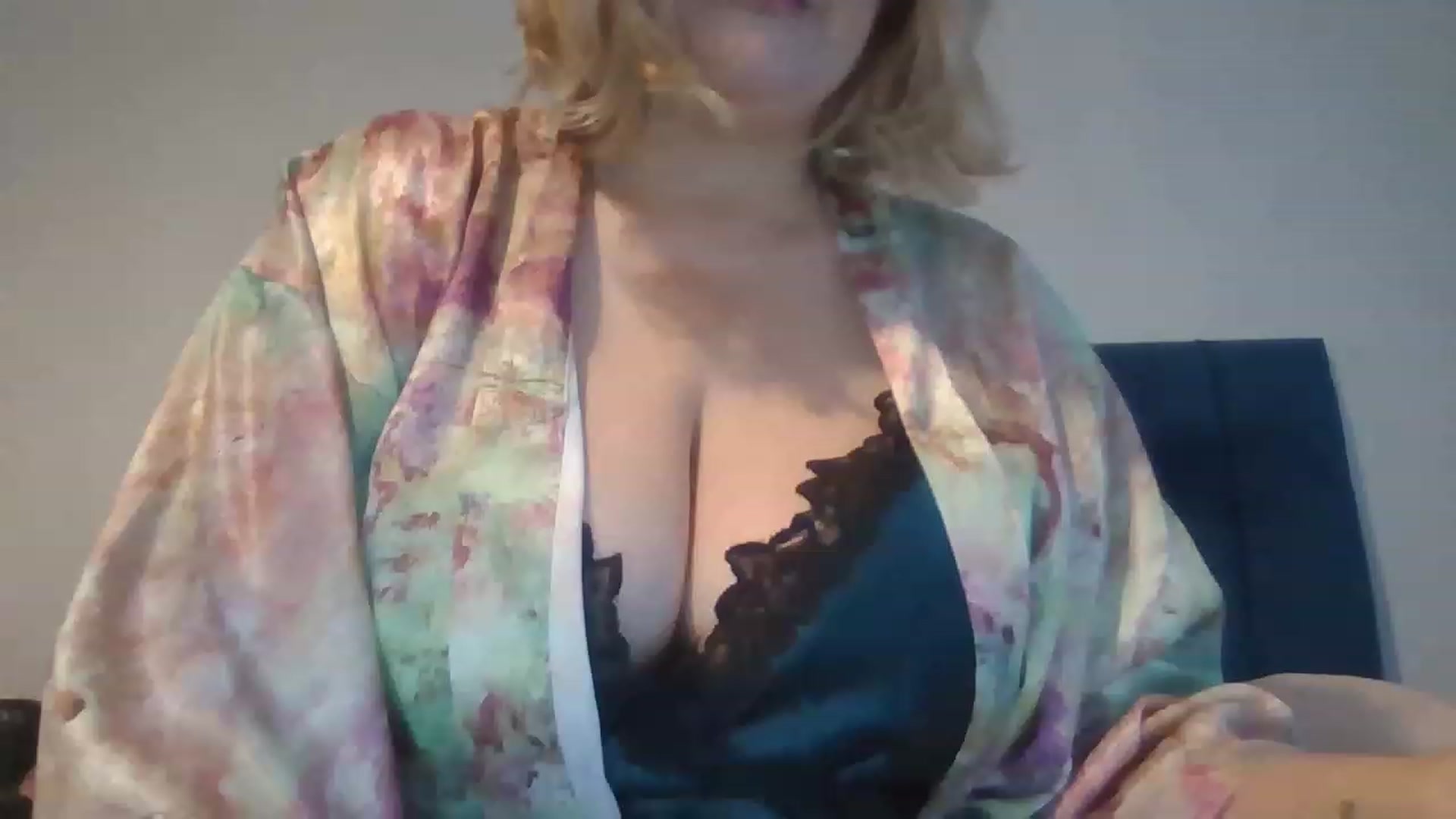 Gallery image thumbnail from LucieLowe's myfreecams stream on, 01/02/2023, 09:02 image 4 of 20