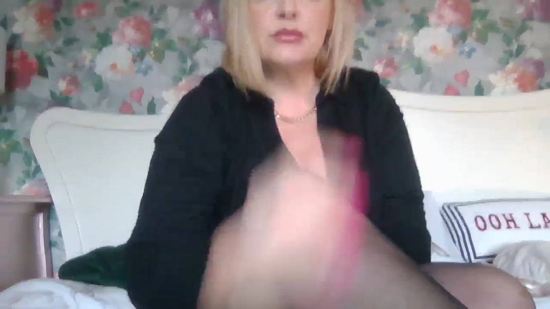 Gallery image thumbnail from LucieLowe's myfreecams stream on, 10/11/2023, 12:15 image 2 of 20
