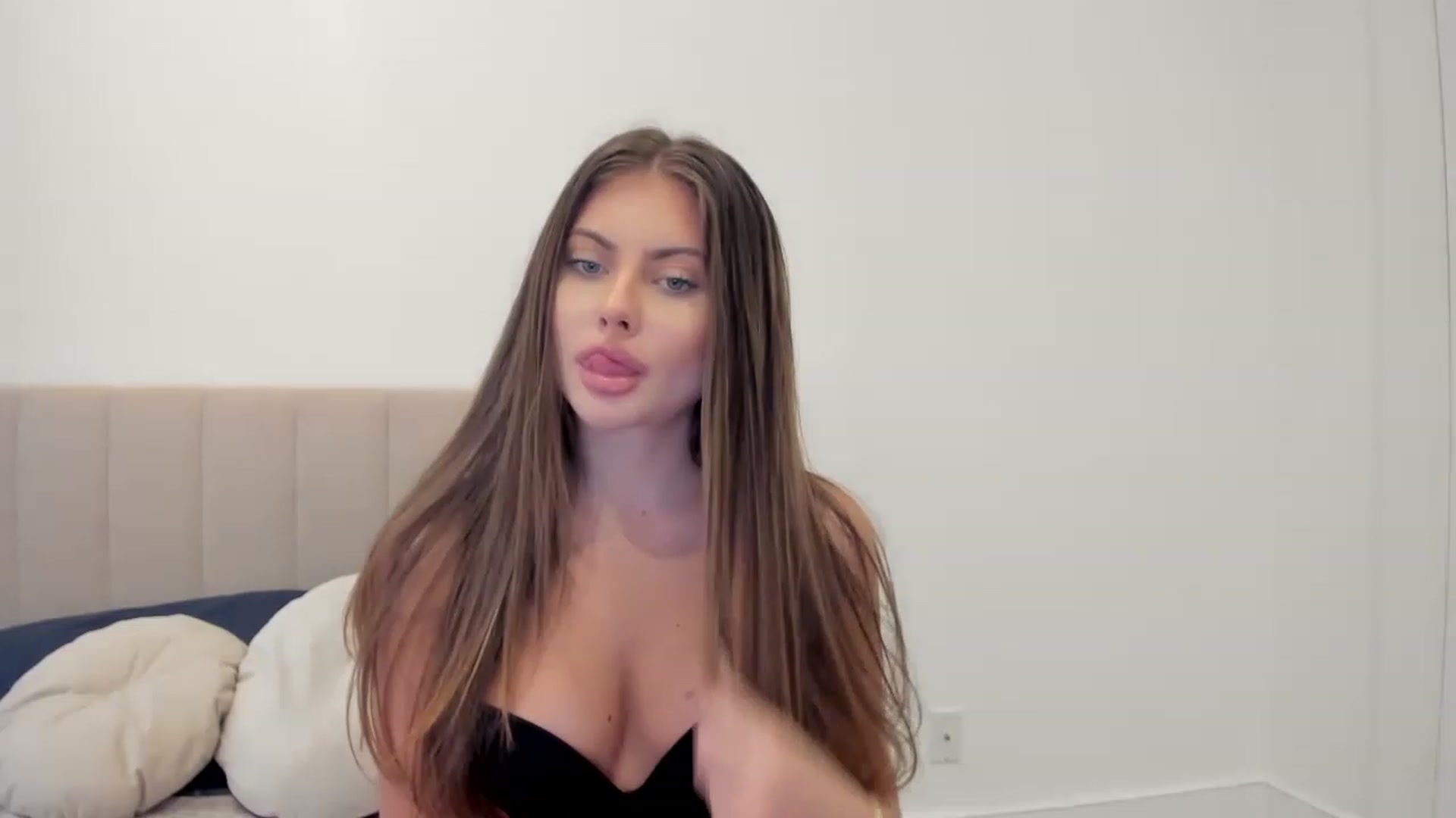 Gallery image thumbnail from LuckyCharm0's myfreecams stream on, 04/28/2023, 21:17 image 10 of 20