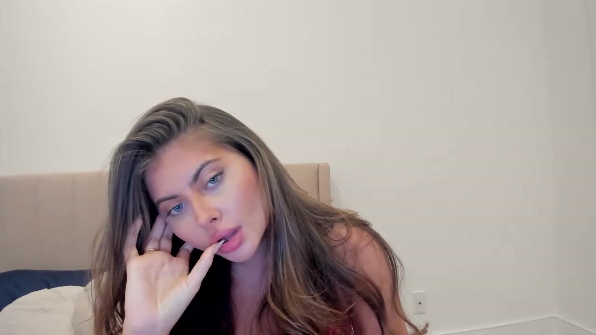 Gallery image thumbnail from LuckyCharm0's myfreecams stream on, 05/03/2023, 04:35 image 12 of 20