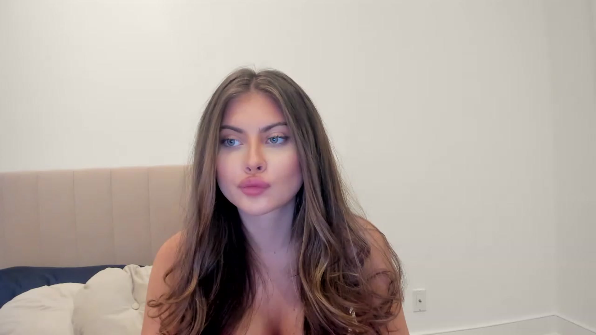 Gallery image thumbnail from LuckyCharm0's myfreecams stream on, 05/03/2023, 04:35 image 1 of 20