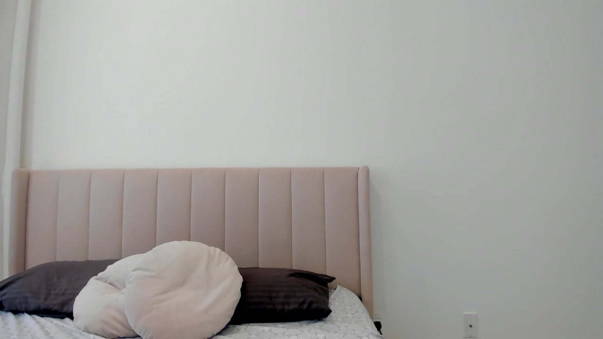 Gallery image thumbnail from LuckyCharm0's myfreecams stream on, 05/13/2023, 19:36 image 15 of 20
