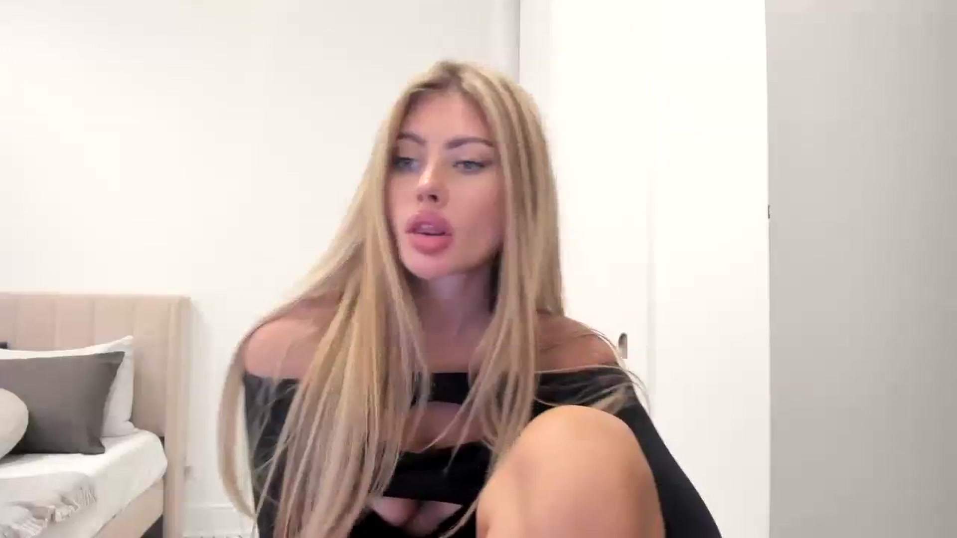 Gallery image thumbnail from LuckyCharm0's myfreecams stream on, 08/12/2023, 03:34 image 10 of 20