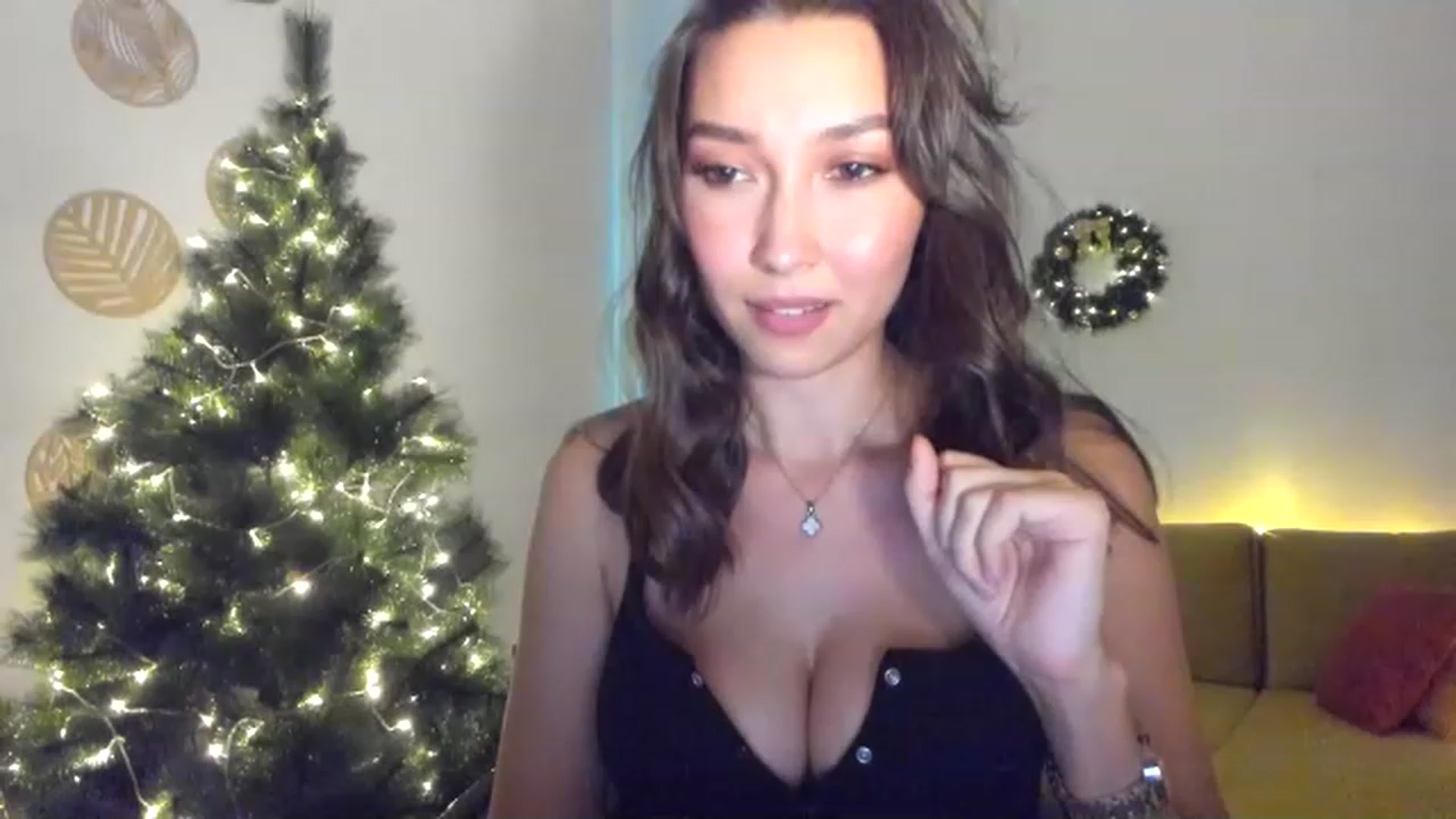 Gallery image thumbnail from LuckyHoneyyy's myfreecams stream on, 12/10/2022, 19:14 image 16 of 20