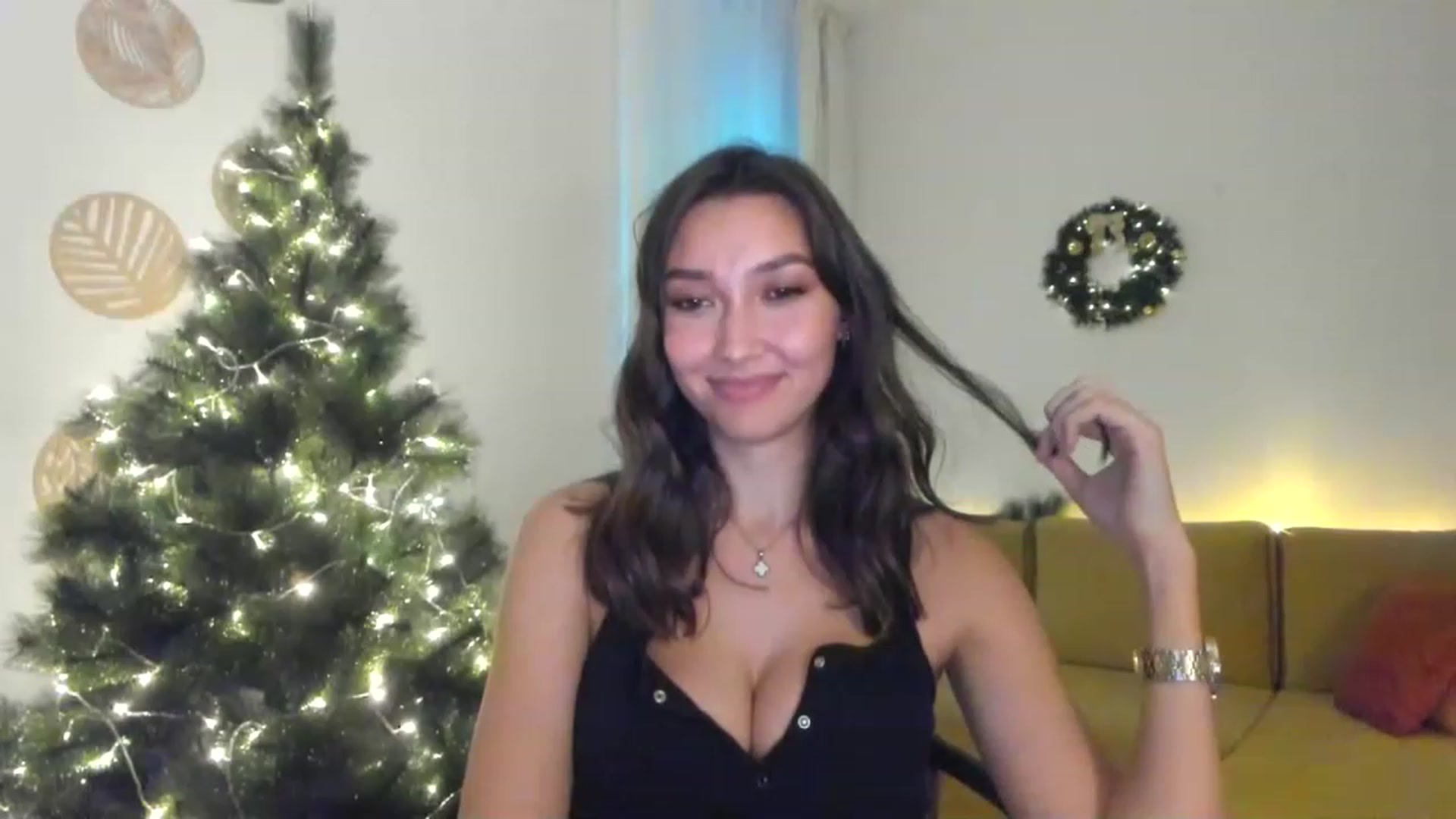 Gallery image thumbnail from LuckyHoneyyy's myfreecams stream on, 12/10/2022, 22:23 image 8 of 20