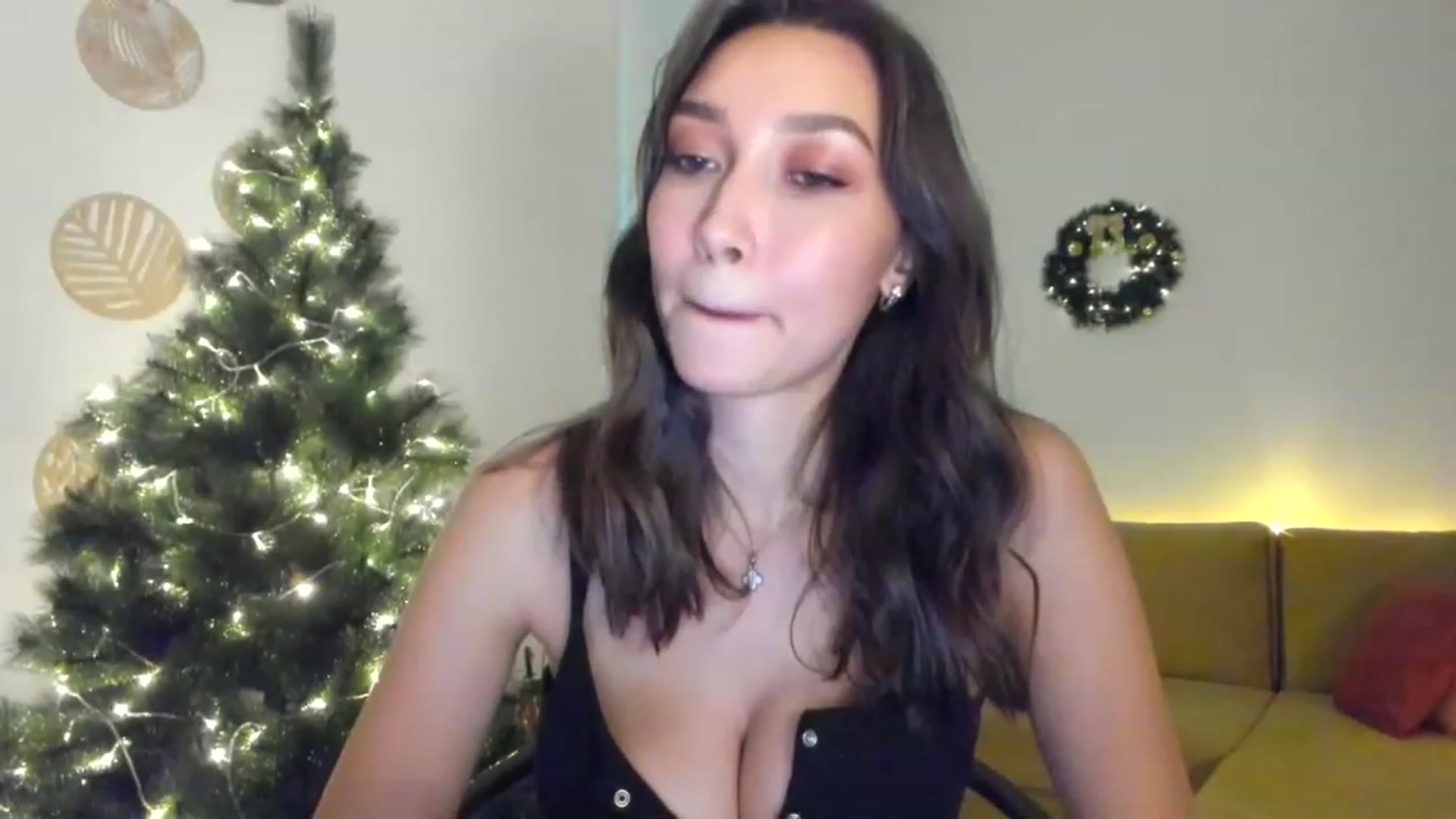 Gallery image thumbnail from LuckyHoneyyy's myfreecams stream on, 12/10/2022, 22:23 image 12 of 20