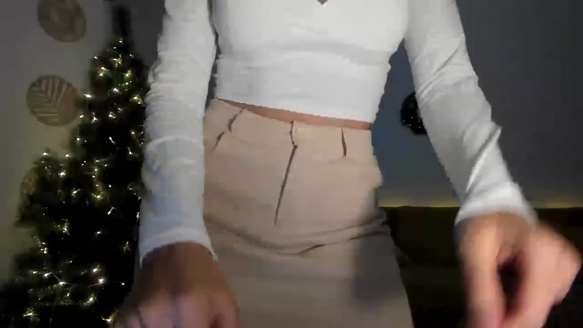 Gallery image thumbnail from LuckyHoneyyy's myfreecams stream on, 12/21/2022, 24:07 image 12 of 20