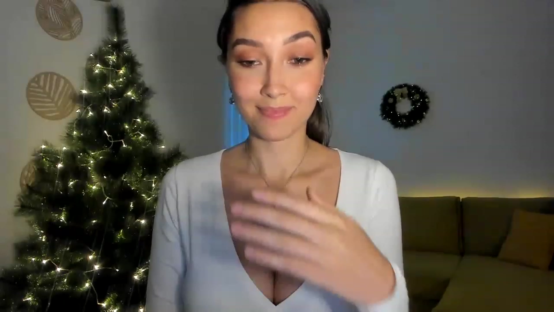 Gallery image thumbnail from LuckyHoneyyy's myfreecams stream on, 12/21/2022, 24:45 image 5 of 20