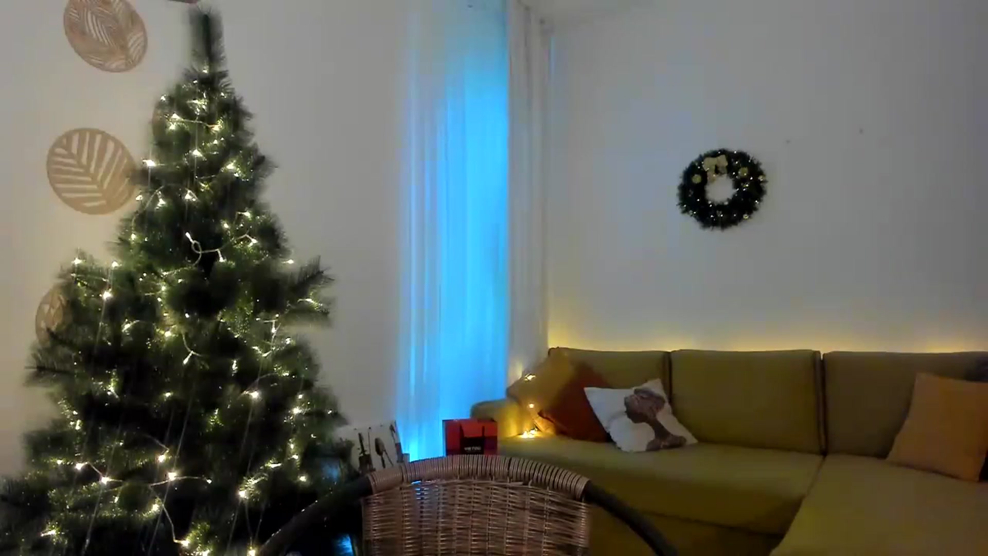 Gallery image thumbnail from LuckyHoneyyy's myfreecams stream on, 12/21/2022, 24:45 image 14 of 20