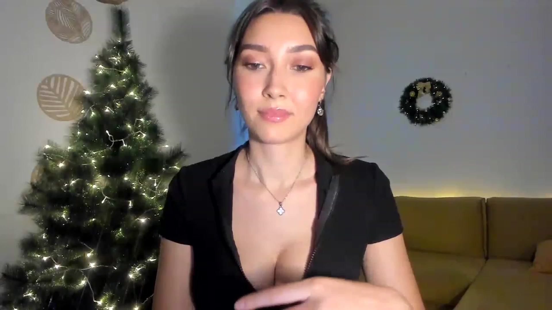 Gallery image thumbnail from LuckyHoneyyy's myfreecams stream on, 12/22/2022, 01:05 image 10 of 20