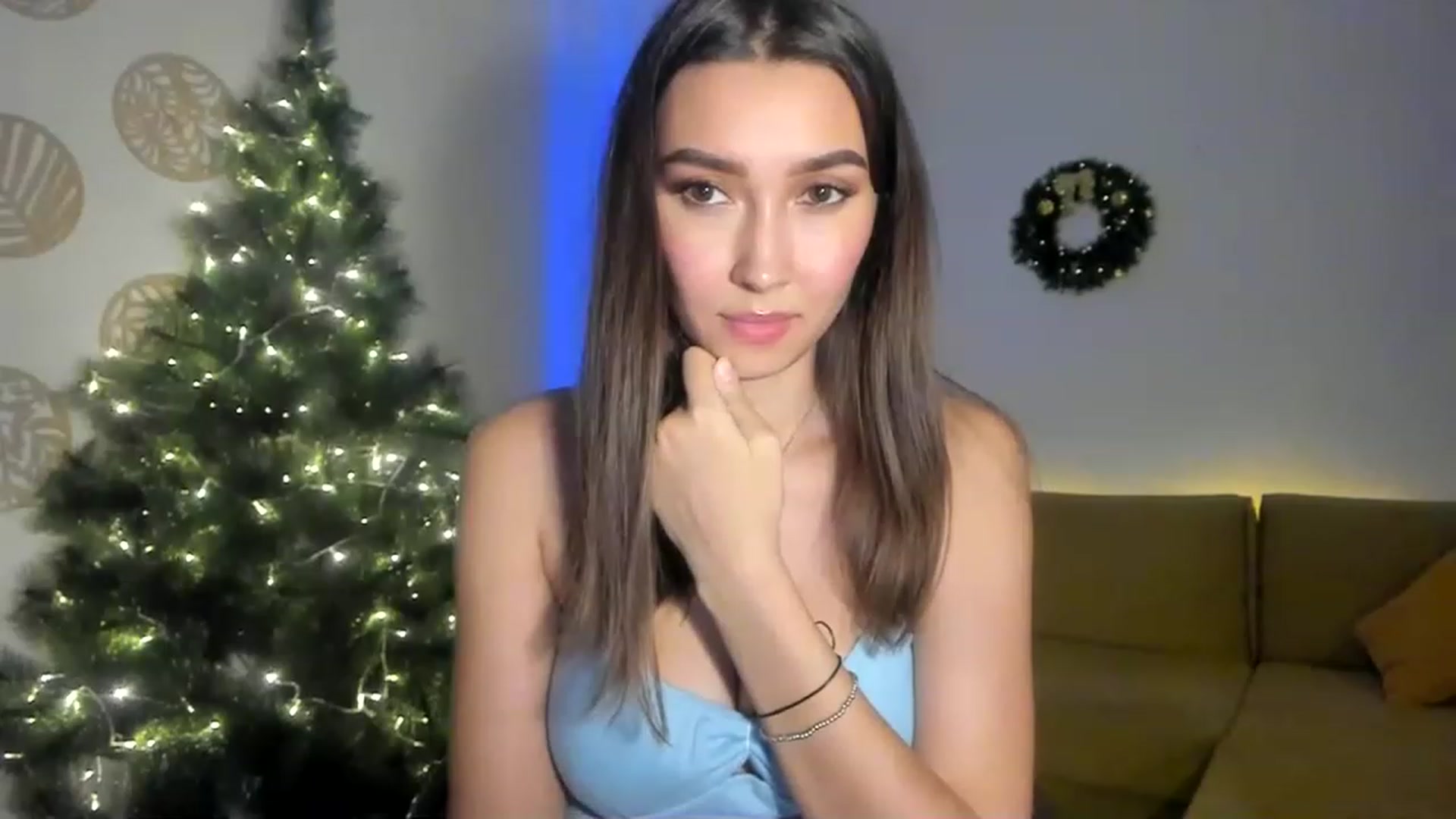 Gallery image thumbnail from LuckyHoneyyy's myfreecams stream on, 01/04/2023, 24:09 image 2 of 20