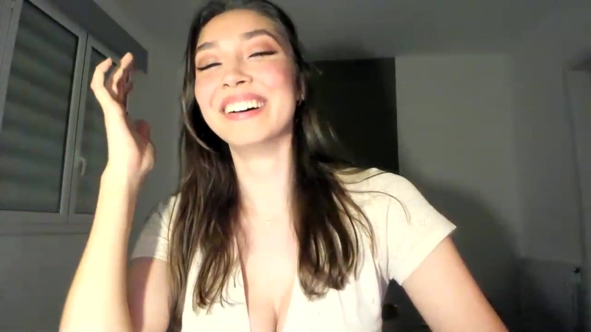 Gallery image thumbnail from LuckyHoneyyy's myfreecams stream on, 05/11/2023, 23:53 image 15 of 20