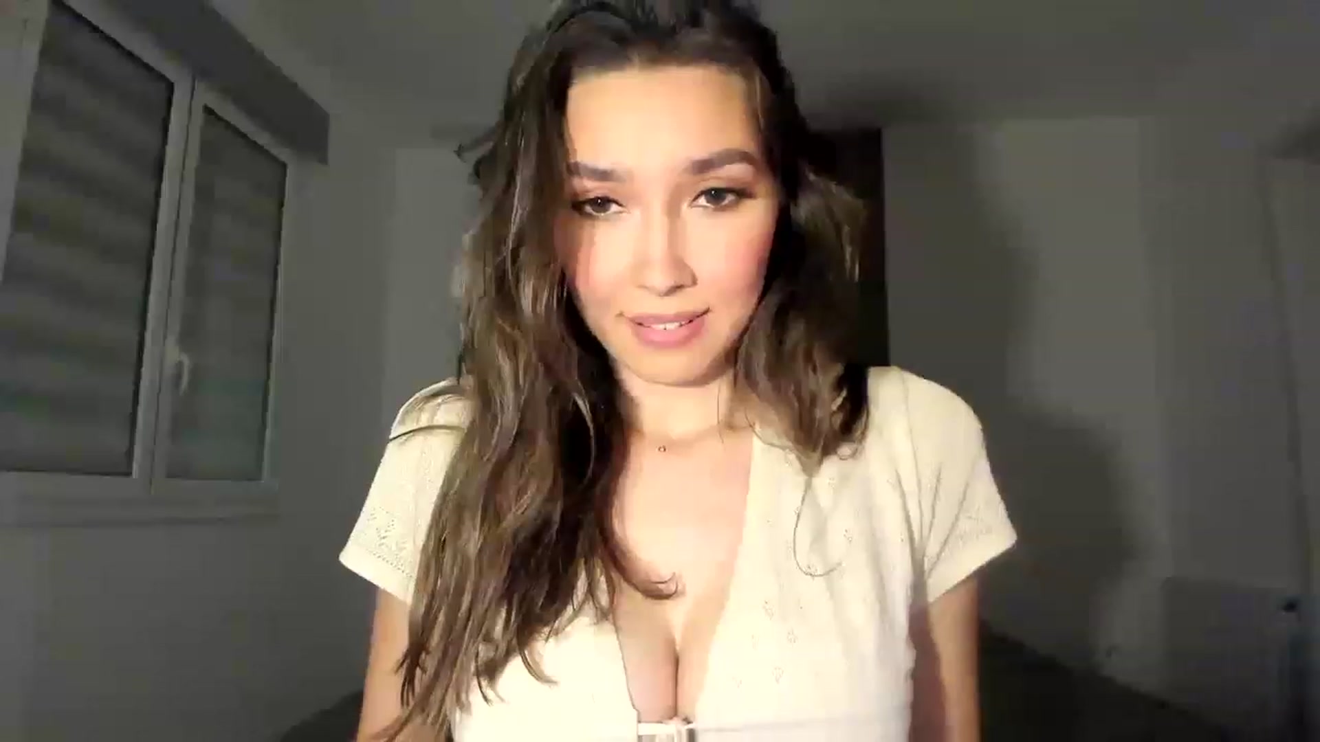 Gallery image thumbnail from LuckyHoneyyy's myfreecams stream on, 05/12/2023, 24:04 image 8 of 20