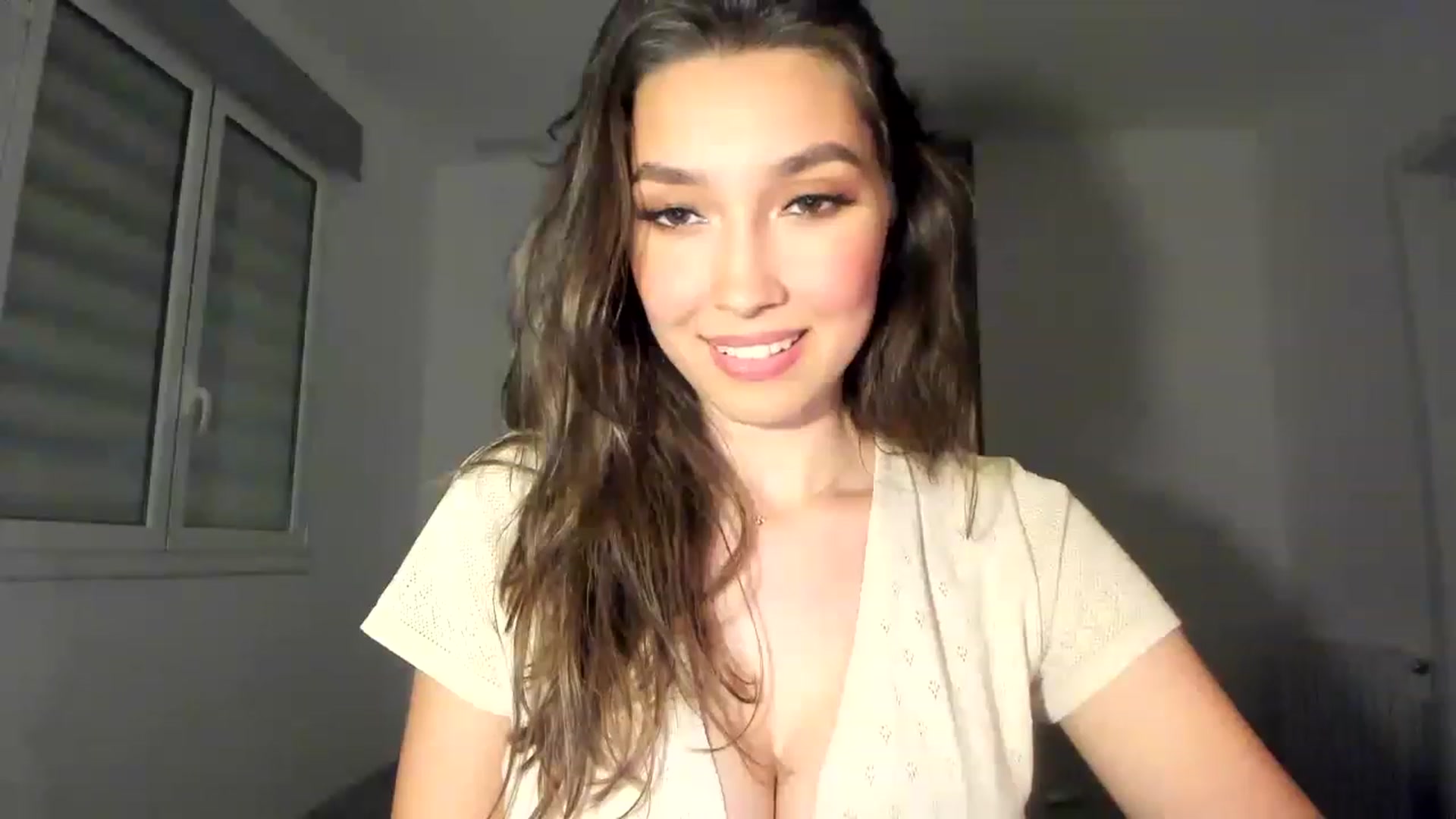Gallery image thumbnail from LuckyHoneyyy's myfreecams stream on, 05/12/2023, 24:04 image 5 of 20