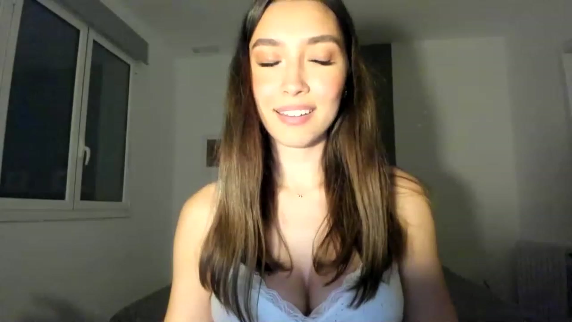 Gallery image thumbnail from LuckyHoneyyy's myfreecams stream on, 05/13/2023, 24:51 image 5 of 20