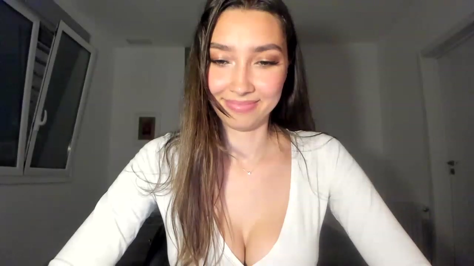 Gallery image thumbnail from LuckyHoneyyy's myfreecams stream on, 06/21/2023, 23:17 image 10 of 20