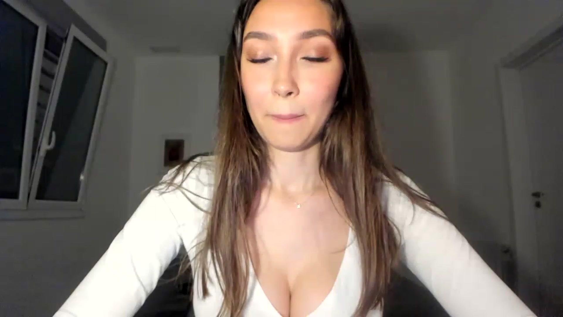 Gallery image thumbnail from LuckyHoneyyy's myfreecams stream on, 06/21/2023, 23:17 image 9 of 20