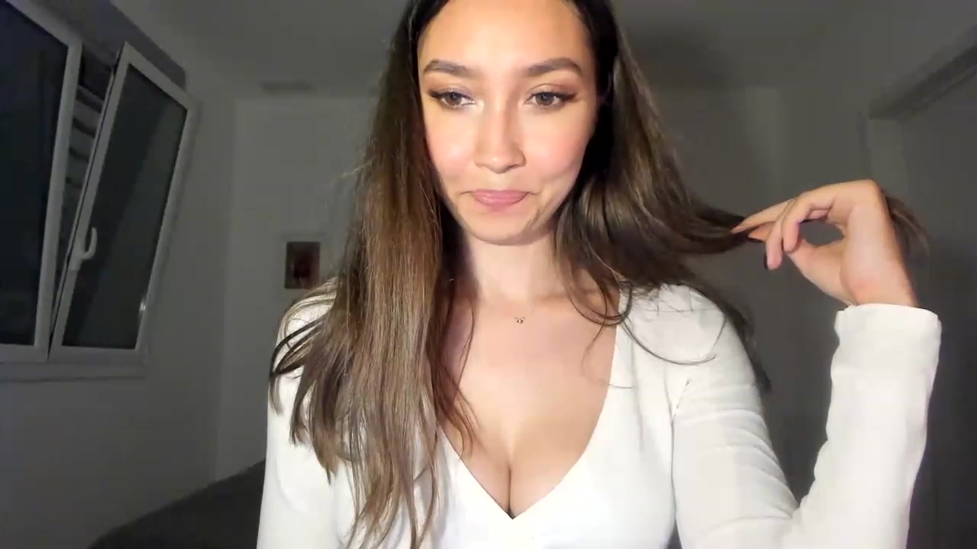 Gallery image thumbnail from LuckyHoneyyy's myfreecams stream on, 06/21/2023, 23:17 image 11 of 20
