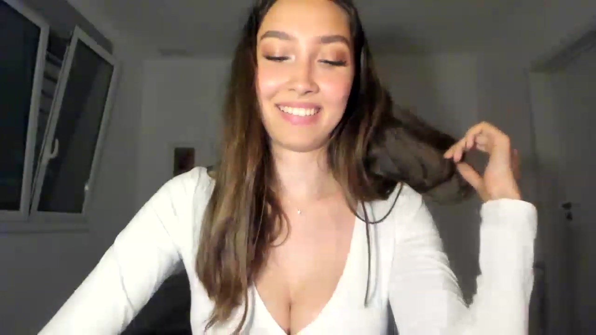 Gallery image thumbnail from LuckyHoneyyy's myfreecams stream on, 06/21/2023, 23:17 image 16 of 20