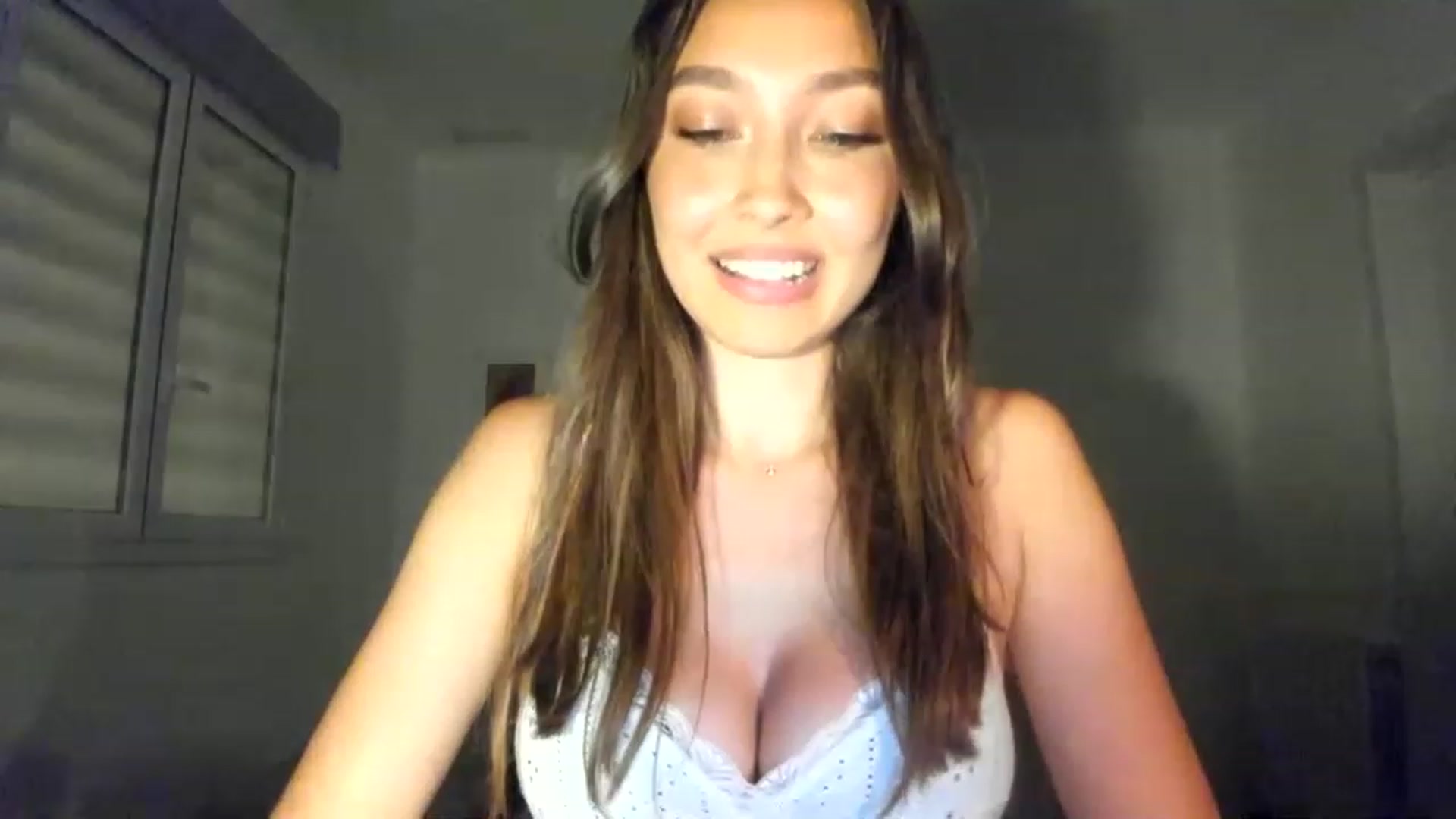 Gallery image thumbnail from LuckyHoneyyy's myfreecams stream on, 06/27/2023, 22:13 image 3 of 20