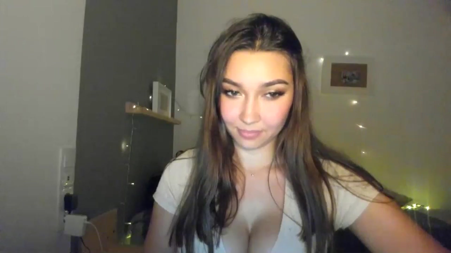 Gallery image thumbnail from LuckyHoneyyy's myfreecams stream on, 11/10/2023, 24:13 image 13 of 20