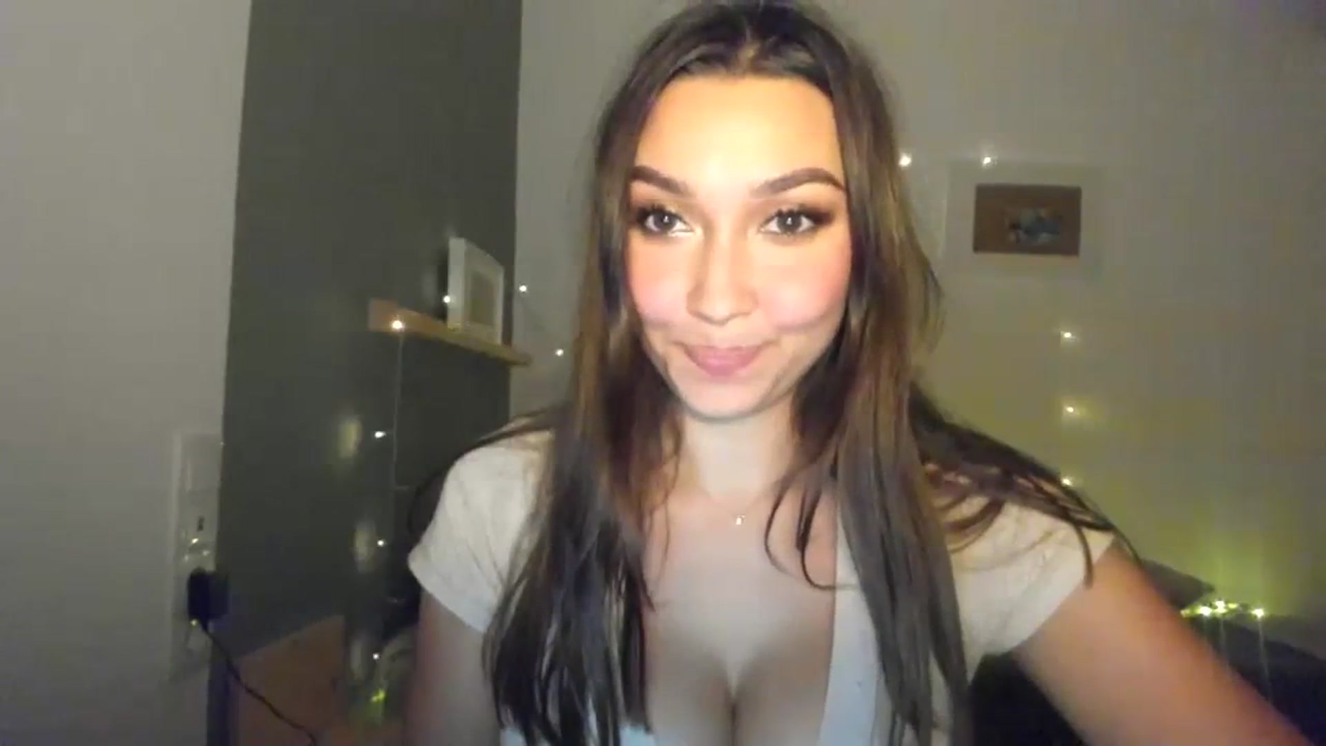 Gallery image thumbnail from LuckyHoneyyy's myfreecams stream on, 11/10/2023, 24:13 image 6 of 20