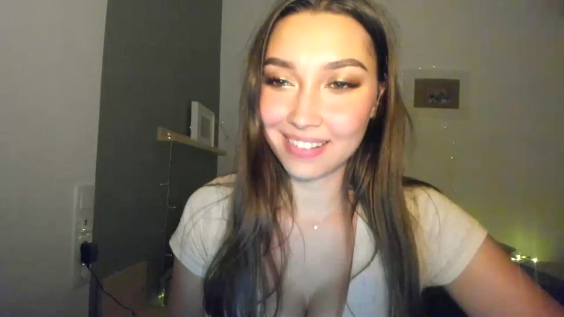 Gallery image thumbnail from LuckyHoneyyy's myfreecams stream on, 11/10/2023, 24:13 image 7 of 20