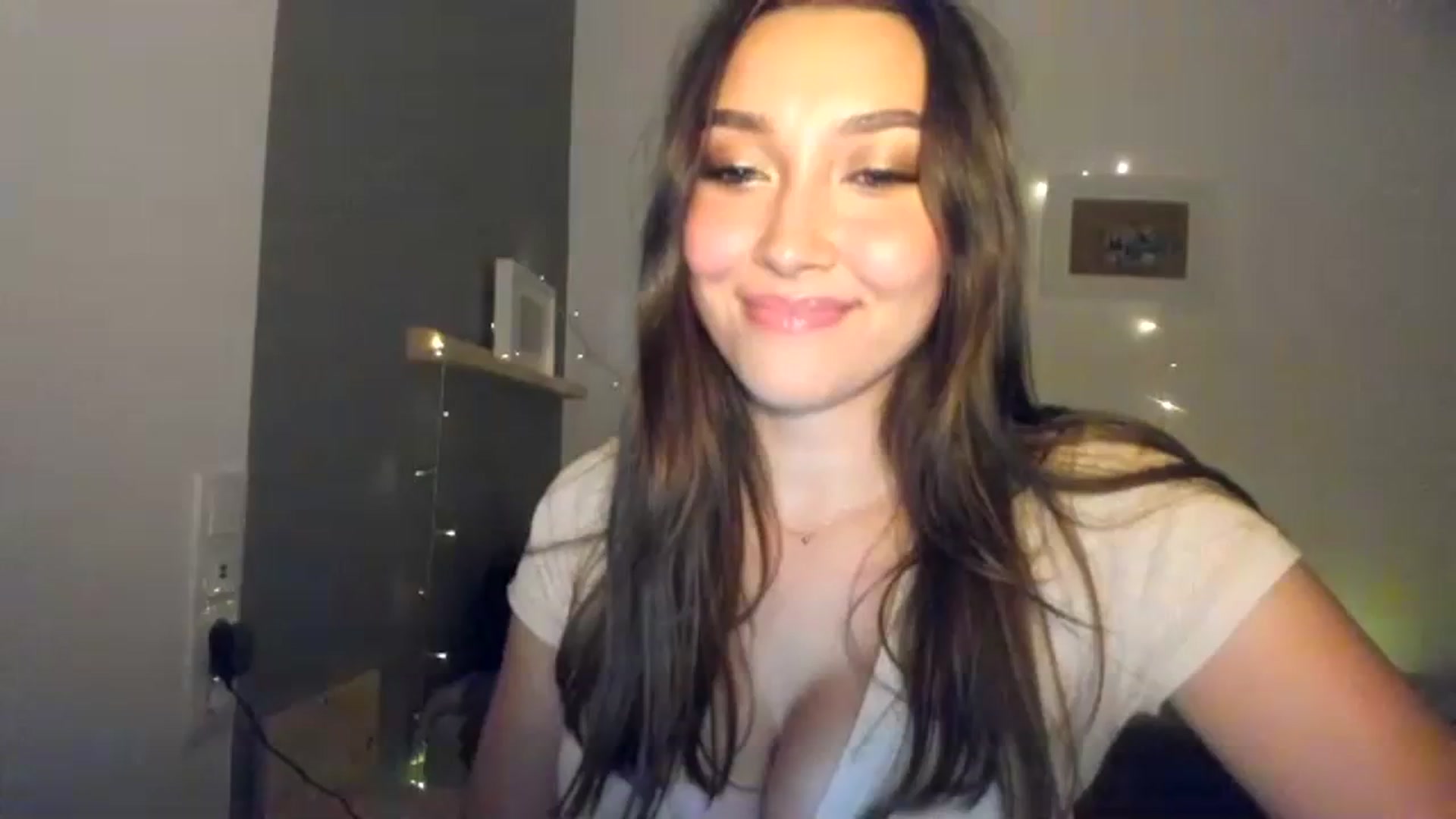 Gallery image thumbnail from LuckyHoneyyy's myfreecams stream on, 11/10/2023, 24:13 image 1 of 20
