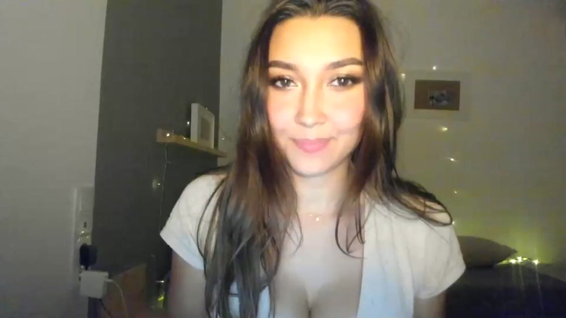 Gallery image thumbnail from LuckyHoneyyy's myfreecams stream on, 11/10/2023, 24:13 image 20 of 20