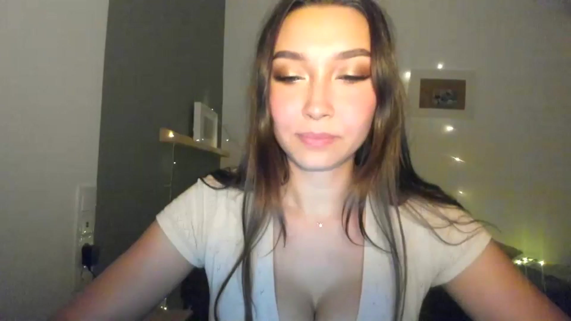 Gallery image thumbnail from LuckyHoneyyy's myfreecams stream on, 11/10/2023, 24:13 image 3 of 20