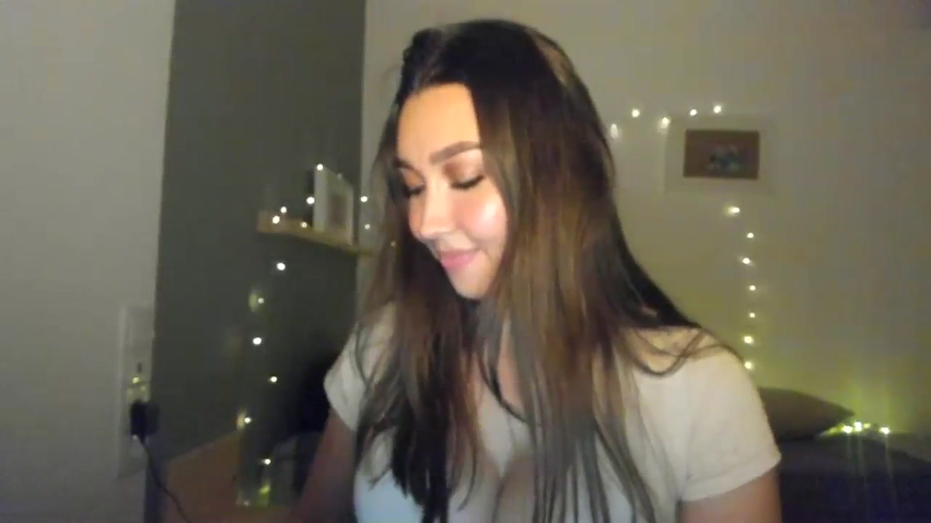 Gallery image thumbnail from LuckyHoneyyy's myfreecams stream on, 11/10/2023, 24:13 image 8 of 20