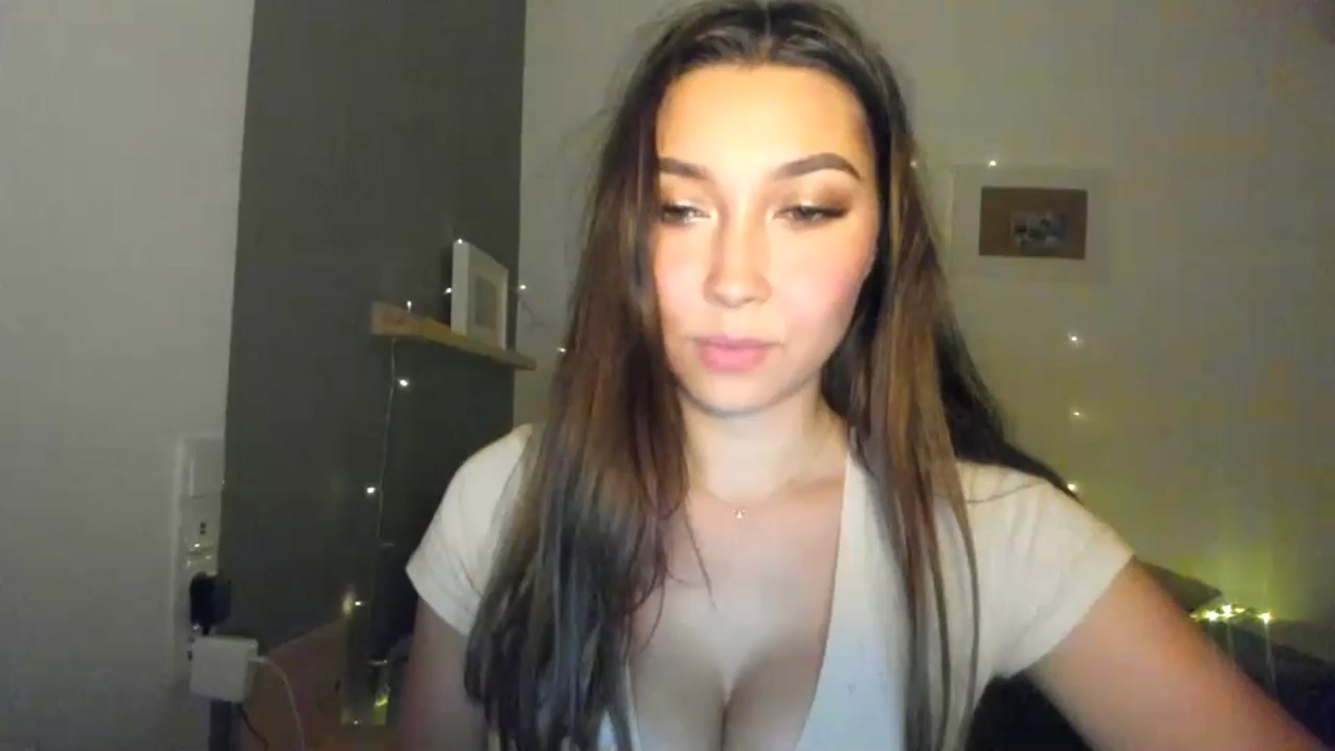 Gallery image thumbnail from LuckyHoneyyy's myfreecams stream on, 11/10/2023, 24:13 image 12 of 20