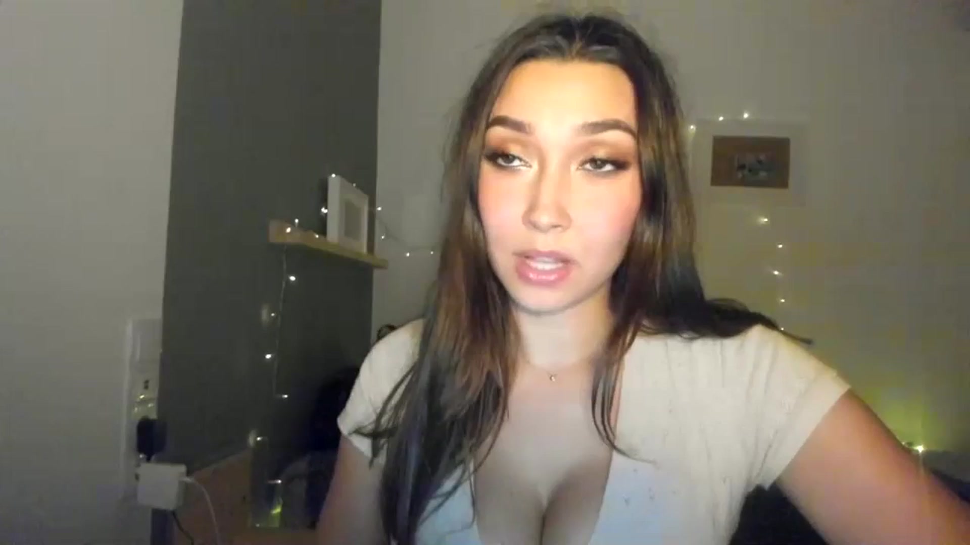 Gallery image thumbnail from LuckyHoneyyy's myfreecams stream on, 11/10/2023, 24:13 image 14 of 20