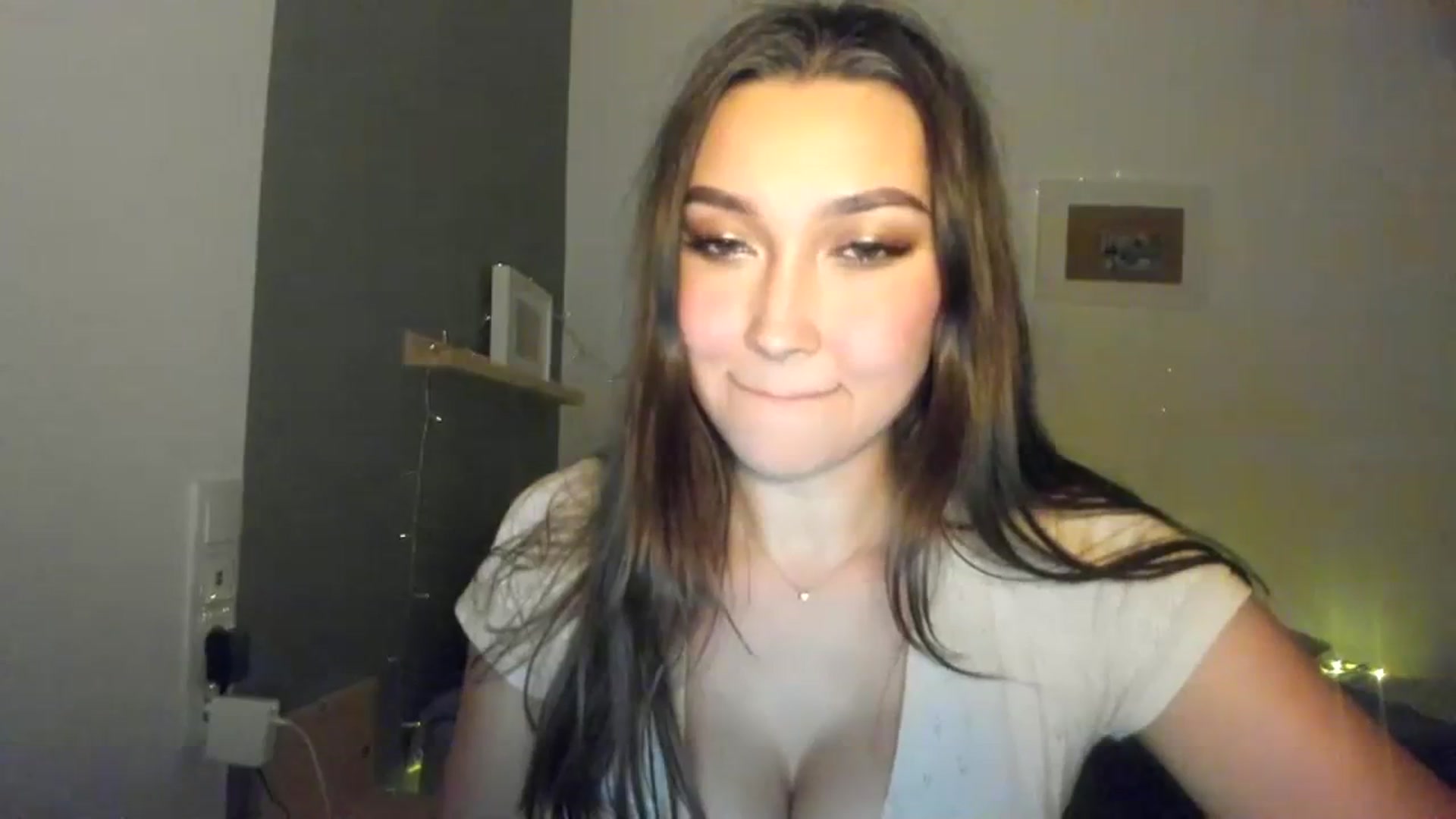 Gallery image thumbnail from LuckyHoneyyy's myfreecams stream on, 11/10/2023, 24:13 image 15 of 20