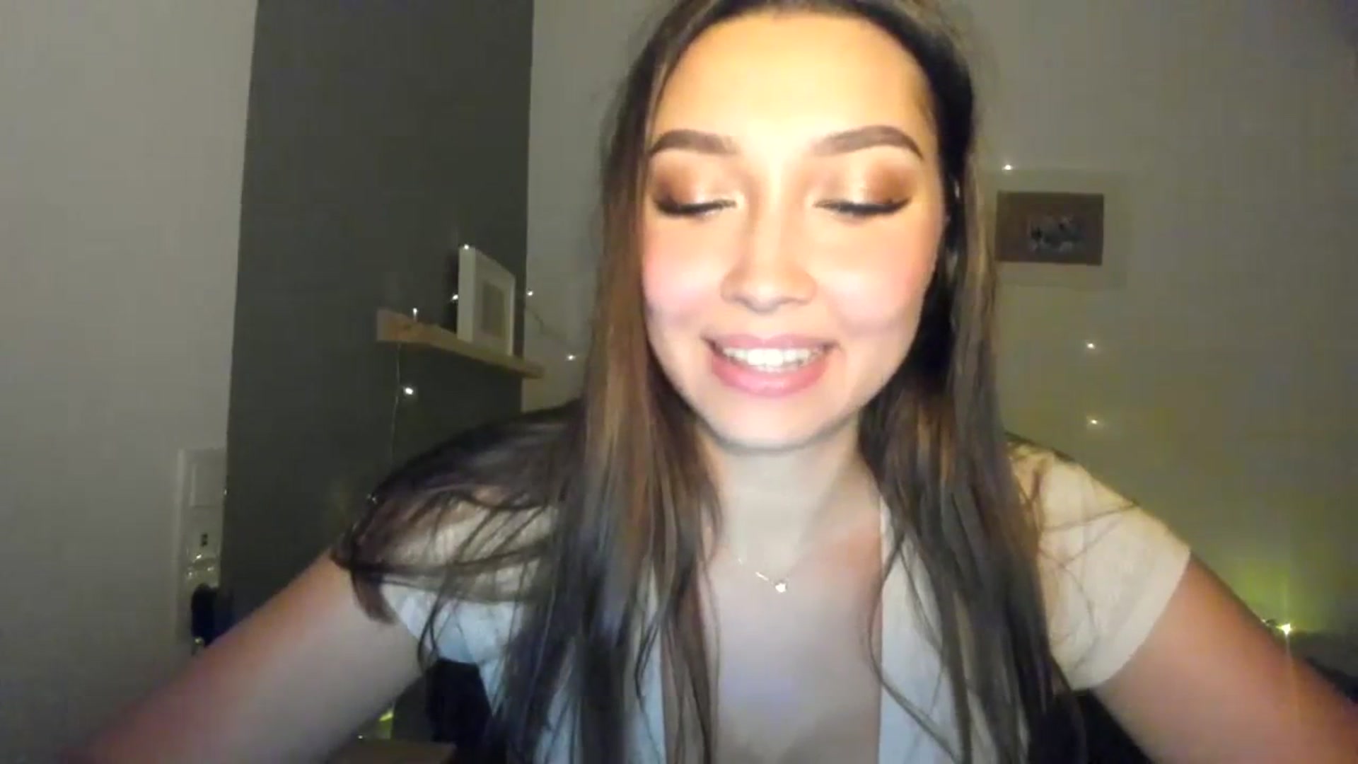Gallery image thumbnail from LuckyHoneyyy's myfreecams stream on, 11/10/2023, 24:13 image 17 of 20