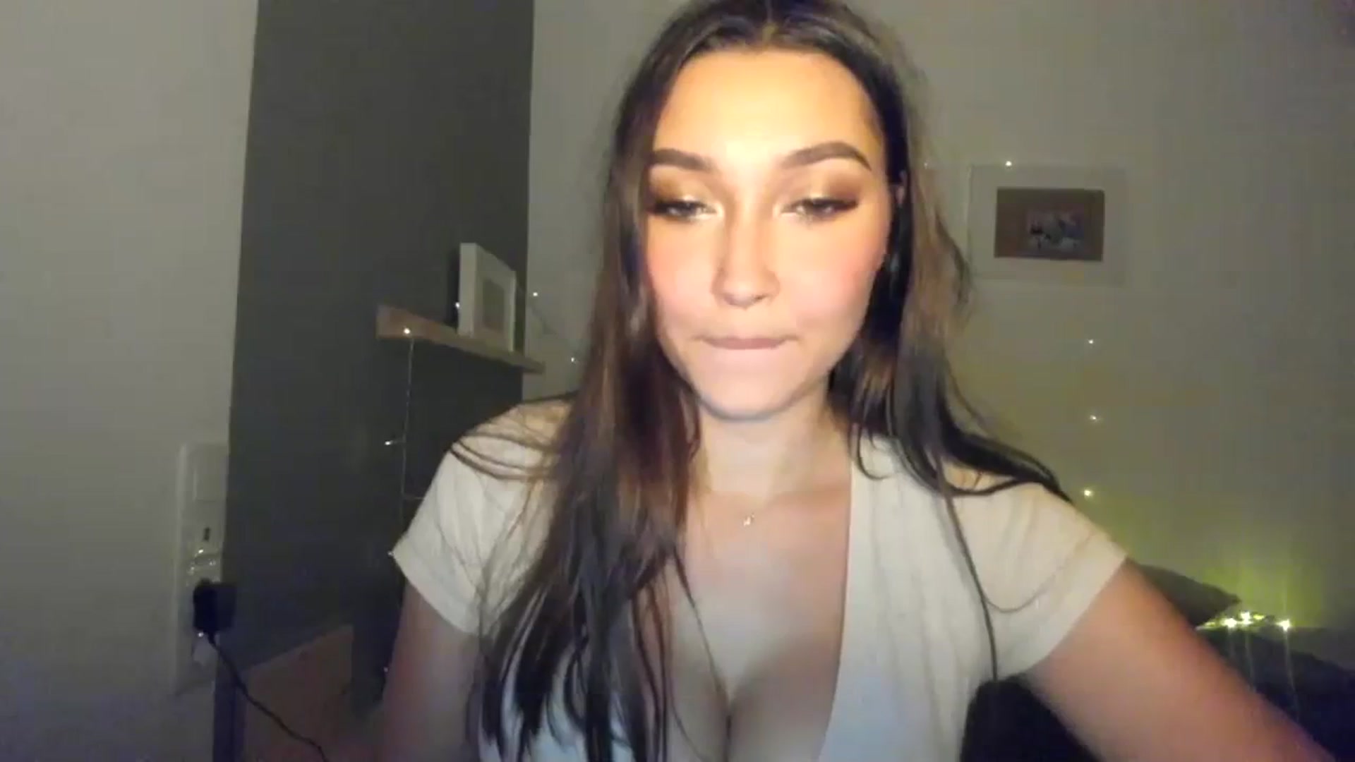 Gallery image thumbnail from LuckyHoneyyy's myfreecams stream on, 11/10/2023, 24:13 image 5 of 20