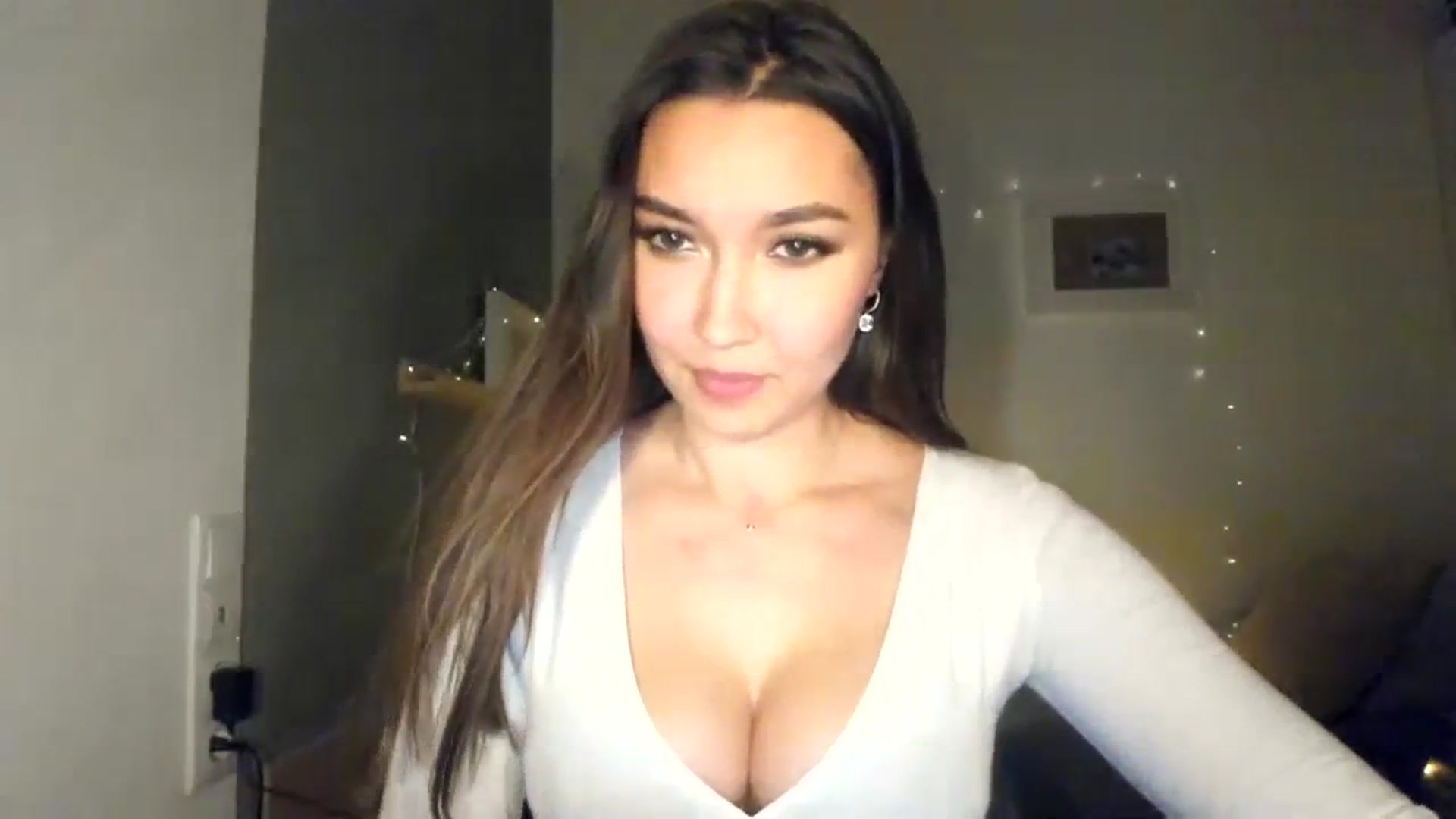 Gallery image thumbnail from LuckyHoneyyy's myfreecams stream on, 11/20/2023, 23:01 image 9 of 20