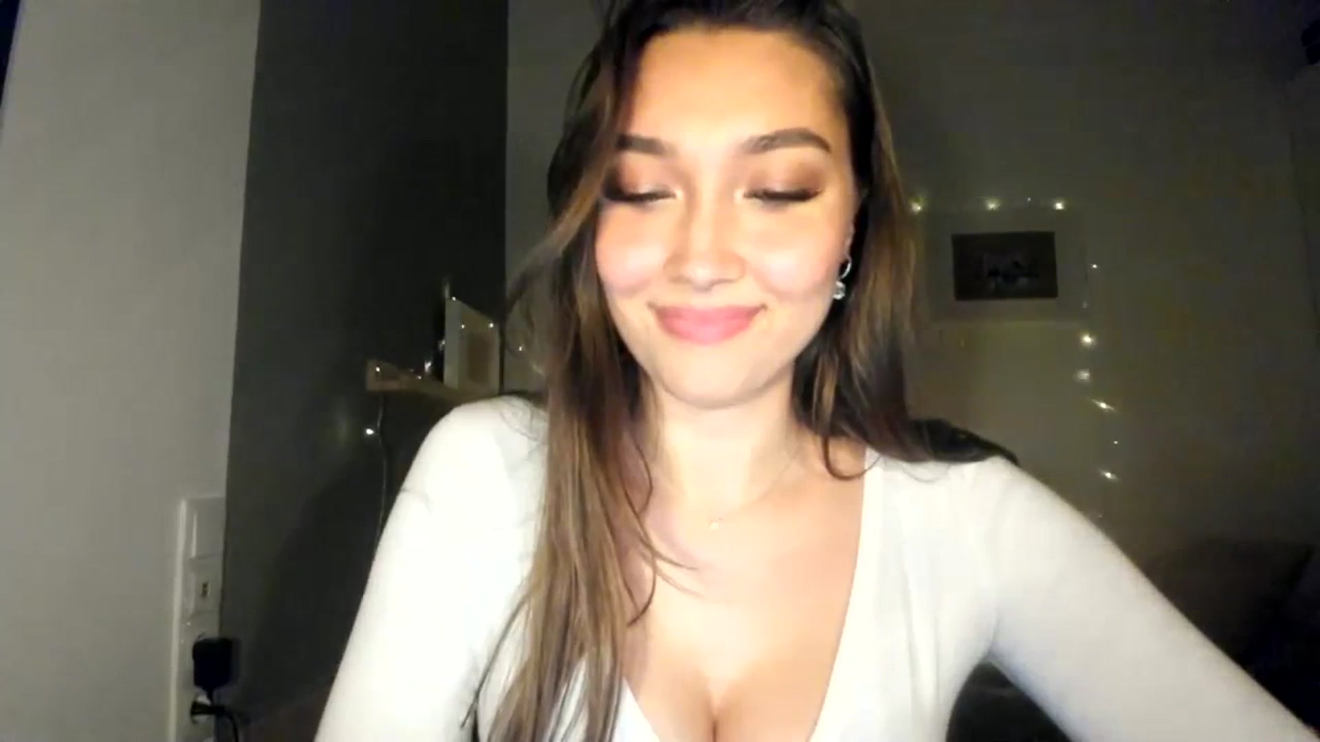 Gallery image thumbnail from LuckyHoneyyy's myfreecams stream on, 11/20/2023, 23:56 image 18 of 20