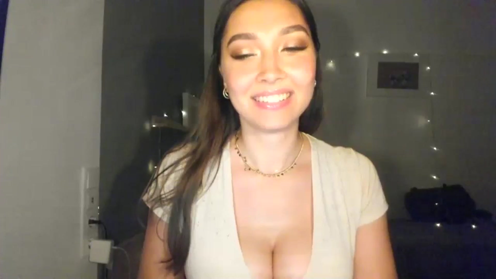 Gallery image thumbnail from LuckyHoneyyy's myfreecams stream on, 11/24/2023, 24:12 image 4 of 20