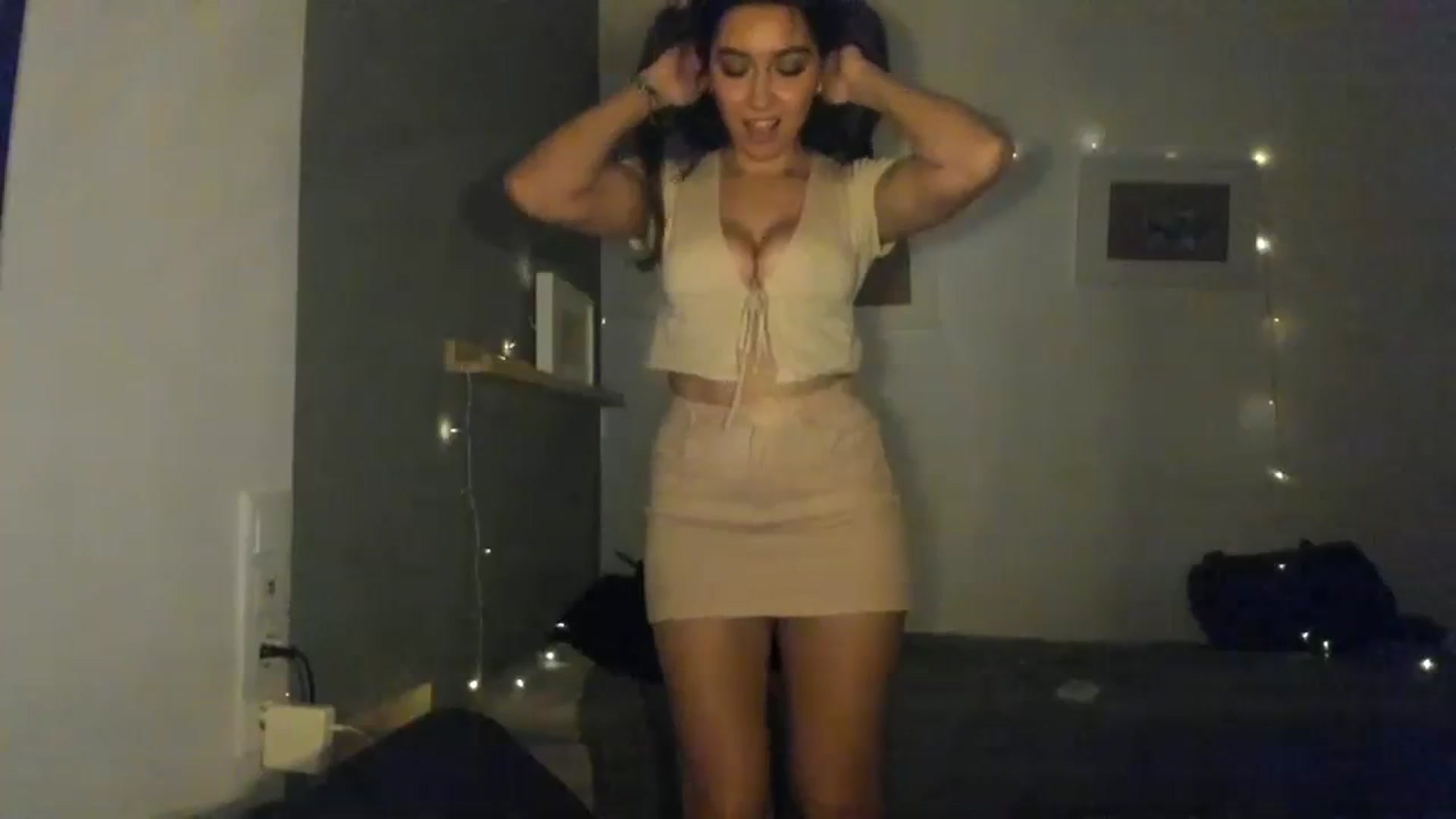 Gallery image thumbnail from LuckyHoneyyy's myfreecams stream on, 11/24/2023, 24:12 image 7 of 20