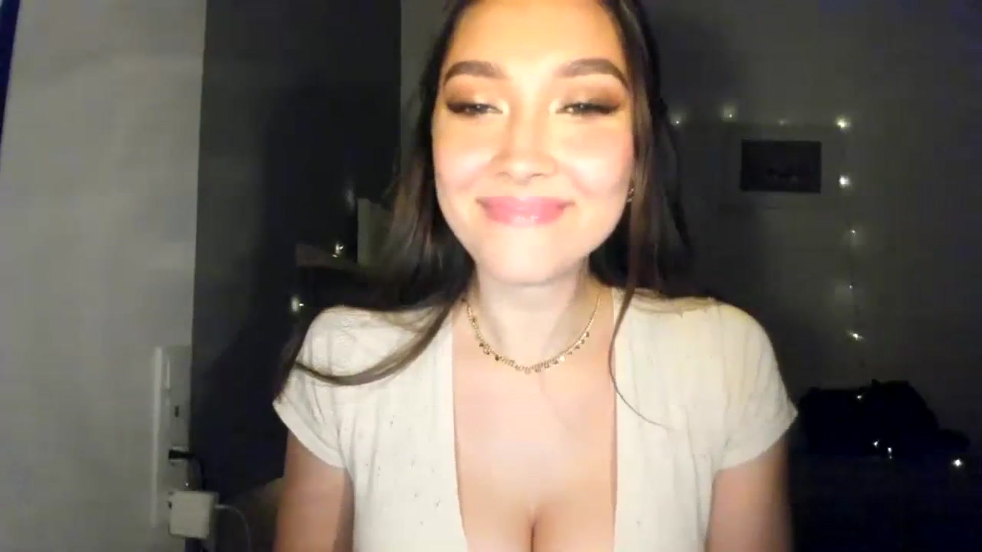 Gallery image thumbnail from LuckyHoneyyy's myfreecams stream on, 11/24/2023, 24:12 image 17 of 20