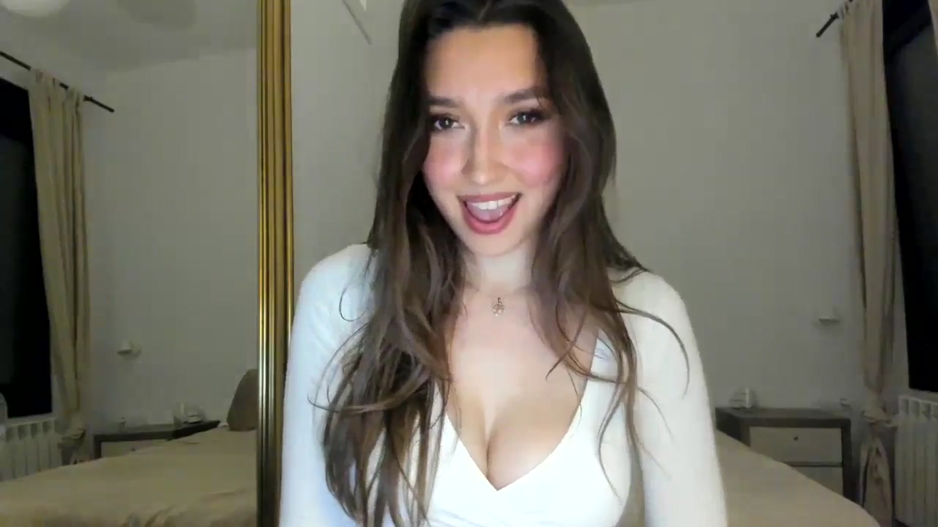 Gallery image thumbnail from LuckyHoneyyy's myfreecams stream on, 05/17/2024, 21:43 image 14 of 20