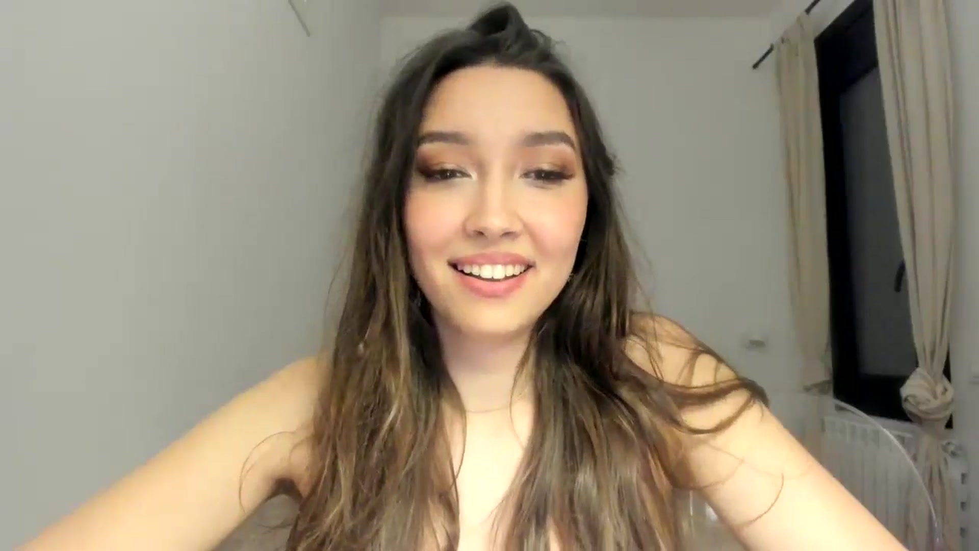Gallery image thumbnail from LuckyHoneyyy's myfreecams stream on, 05/21/2024, 02:18 image 17 of 20