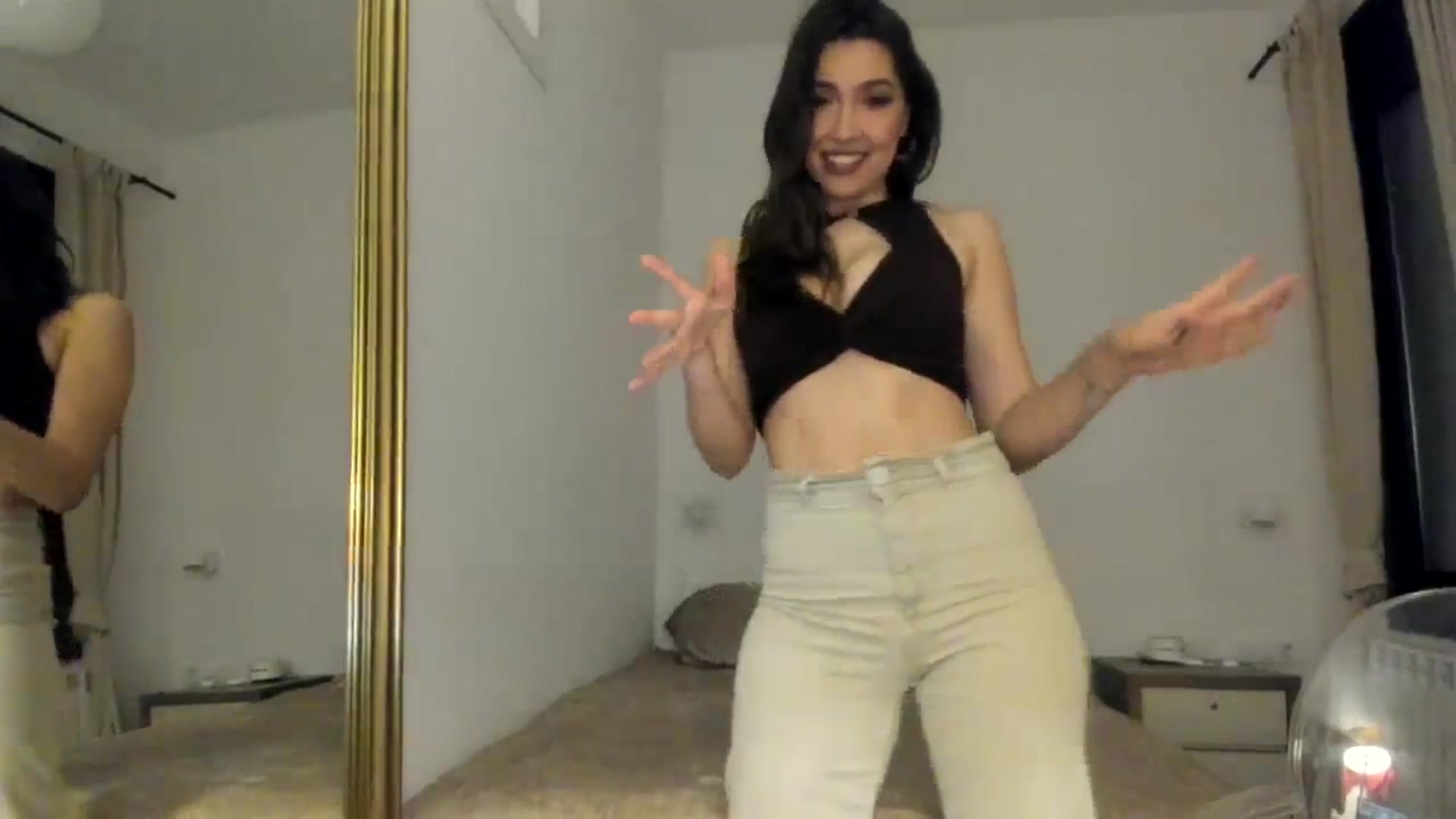 Gallery image thumbnail from LuckyHoneyyy's myfreecams stream on, 05/22/2024, 24:42 image 9 of 20