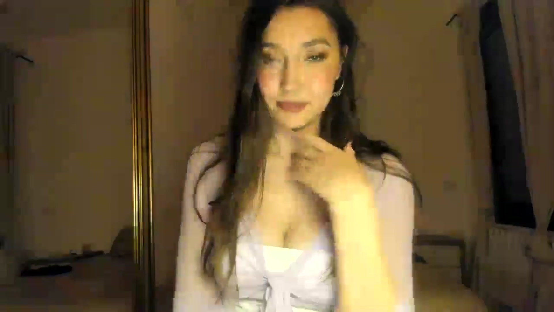 Gallery image thumbnail from LuckyHoneyyy's myfreecams stream on, 05/24/2024, 01:20 image 3 of 20