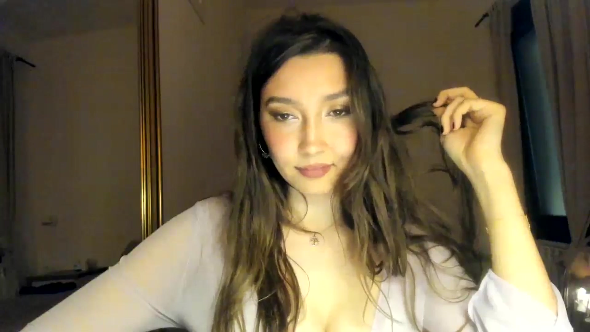 Gallery image thumbnail from LuckyHoneyyy's myfreecams stream on, 05/24/2024, 01:20 image 7 of 20