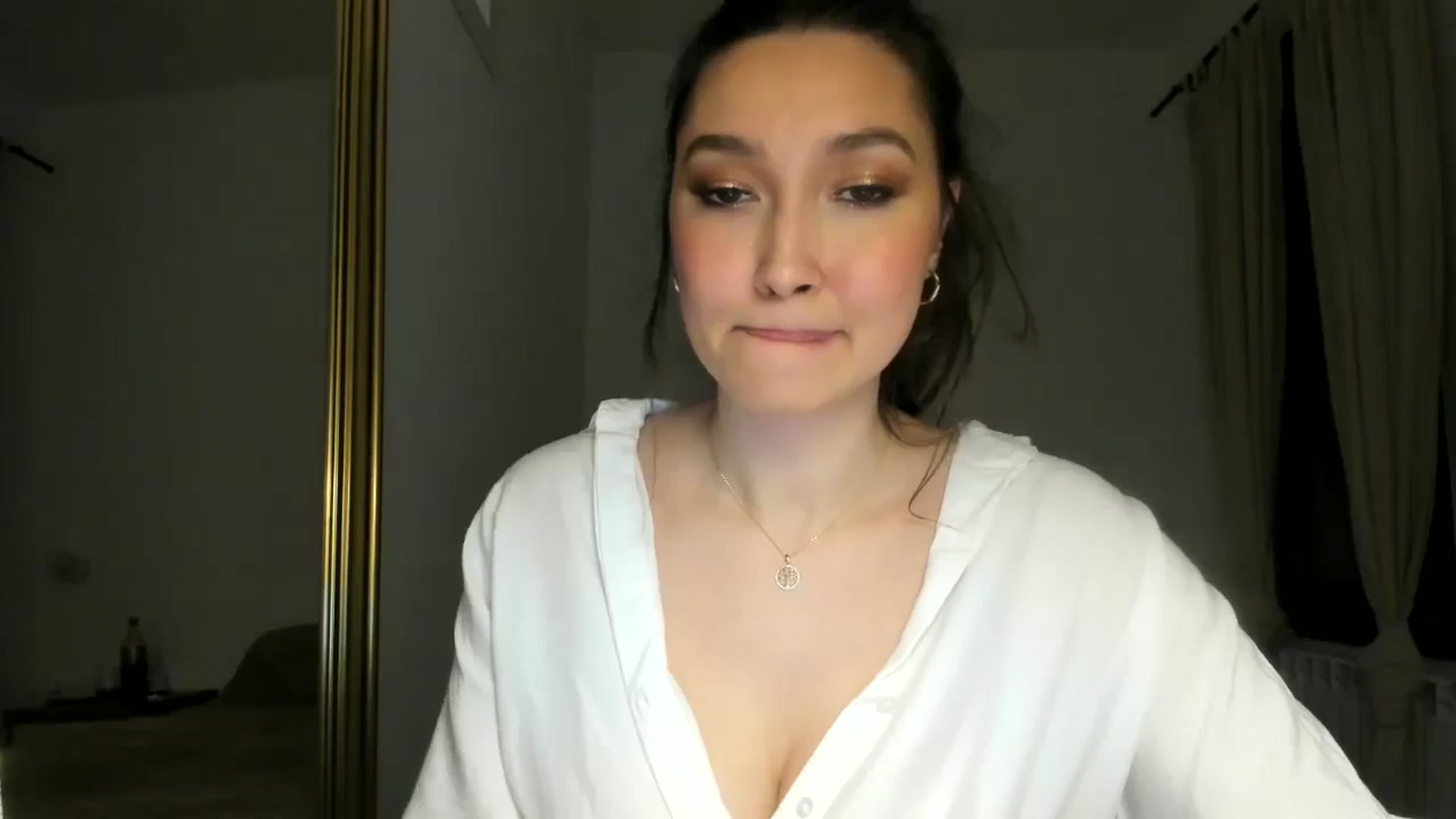 Gallery image thumbnail from LuckyHoneyyy's myfreecams stream on, 05/28/2024, 24:01 image 19 of 20