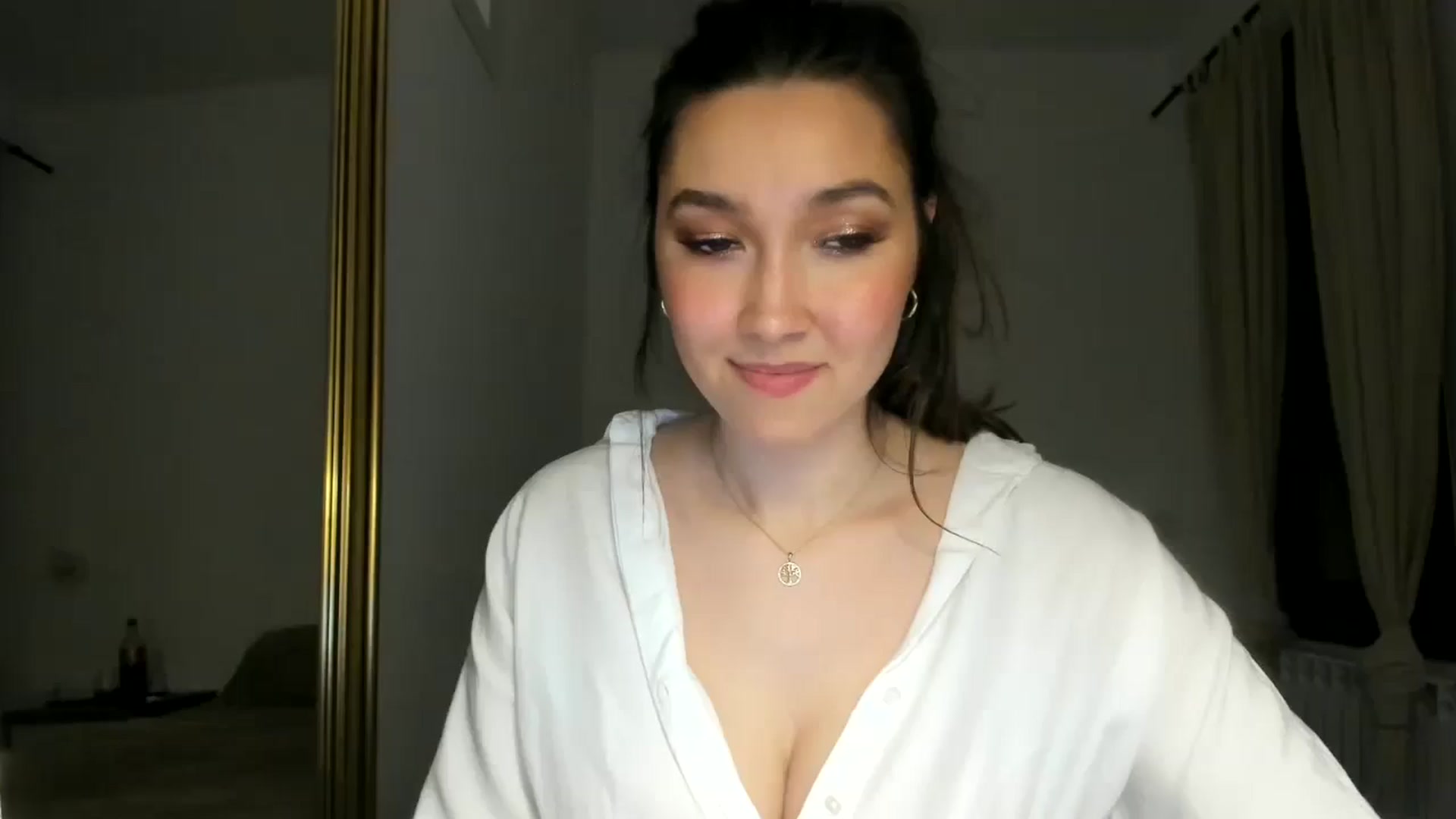 Gallery image thumbnail from LuckyHoneyyy's myfreecams stream on, 05/28/2024, 24:01 image 17 of 20